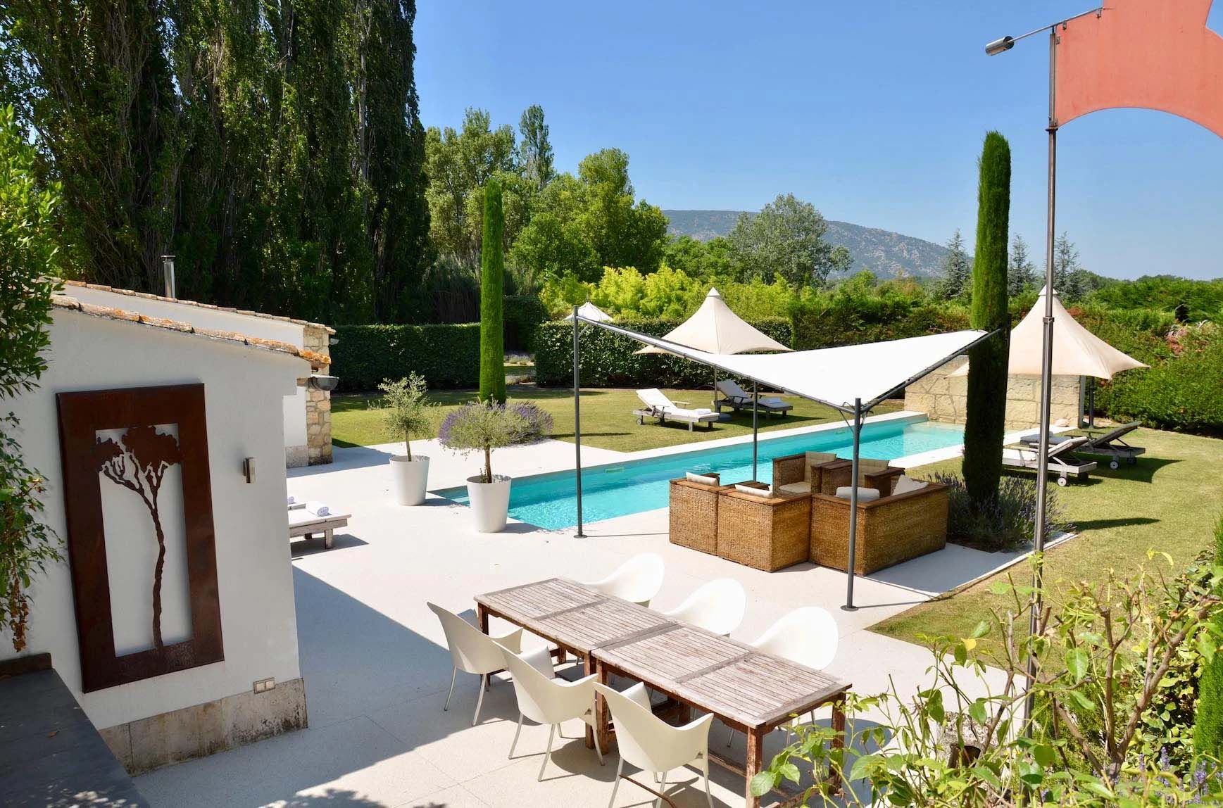 Piscine de nage, terrasses et vue sur le Luberon aux Cerisiers à Oppède Piscine de nage et terrasses des Cerisiers avec vue sur le massif du Luberon