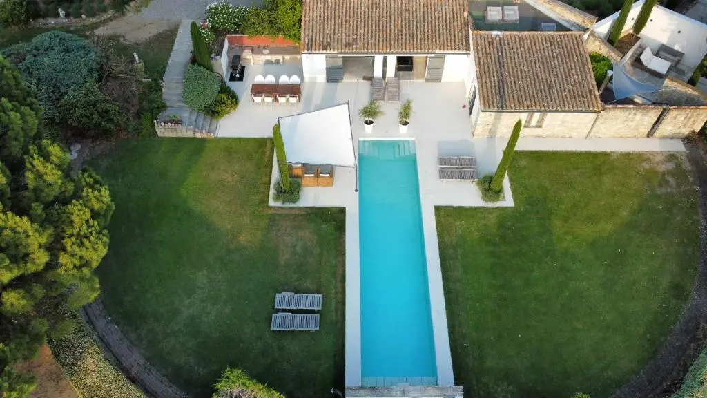 Maison Les Oliviers à Oppède - location de charme avec piscine et vue sur le Luberon Vue aérienne de la maison Les Oliviers à Oppède, avec piscine de nage chauffée, terrasse contemporaine et jardin, face au massif du Luberon