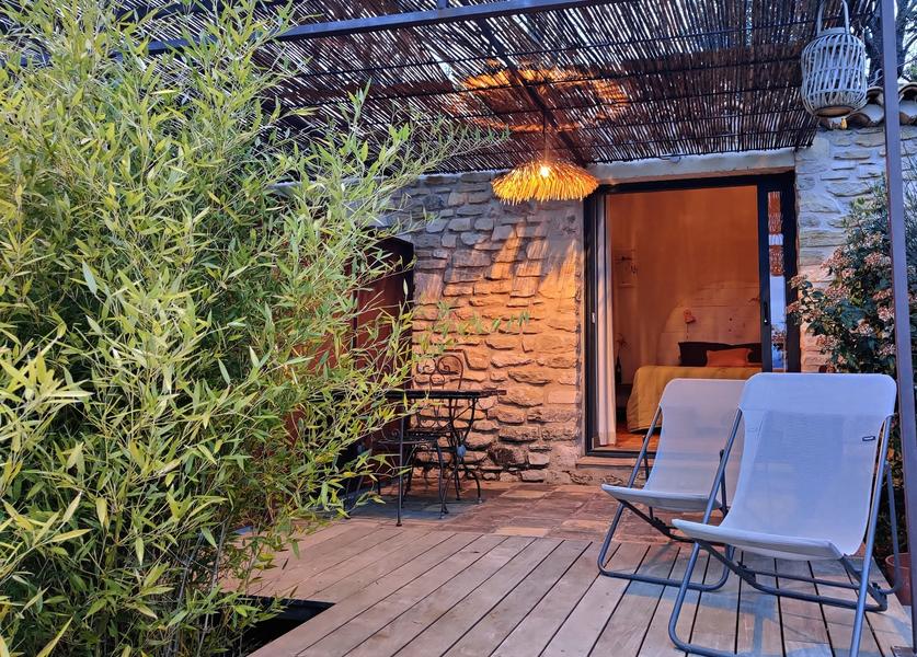 Et Puis Voilà ! - Chambre La Balade, une évasion au cœur du Luberon Chambre La Balade - Une chambre avec terrasse privée et pergola, parfaite pour un séjour en pleine nature.