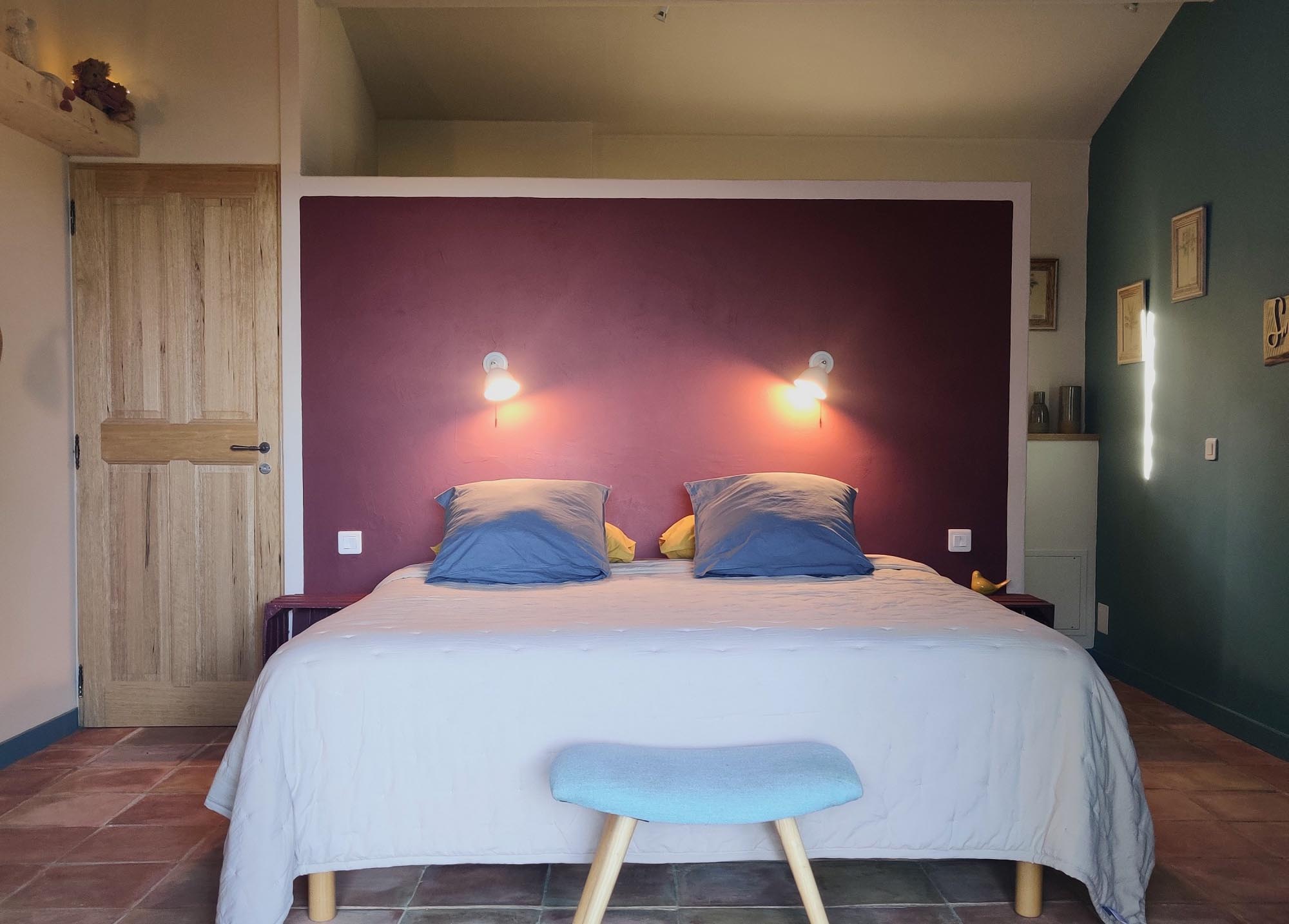 Et Puis Voilà ! - Chambre Jour de Marché, un espace cosy et apaisant Chambre Jour de Marché - Une ambiance chaleureuse et raffinée avec un lit confortable et une décoration élégante.