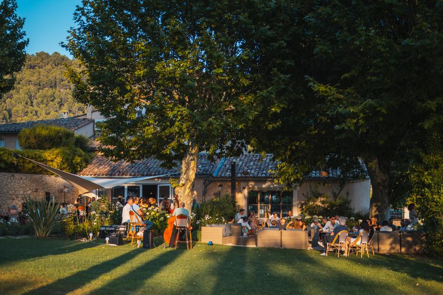 Soirée conviviale organisée dans les jardins du Domaine Perréal
