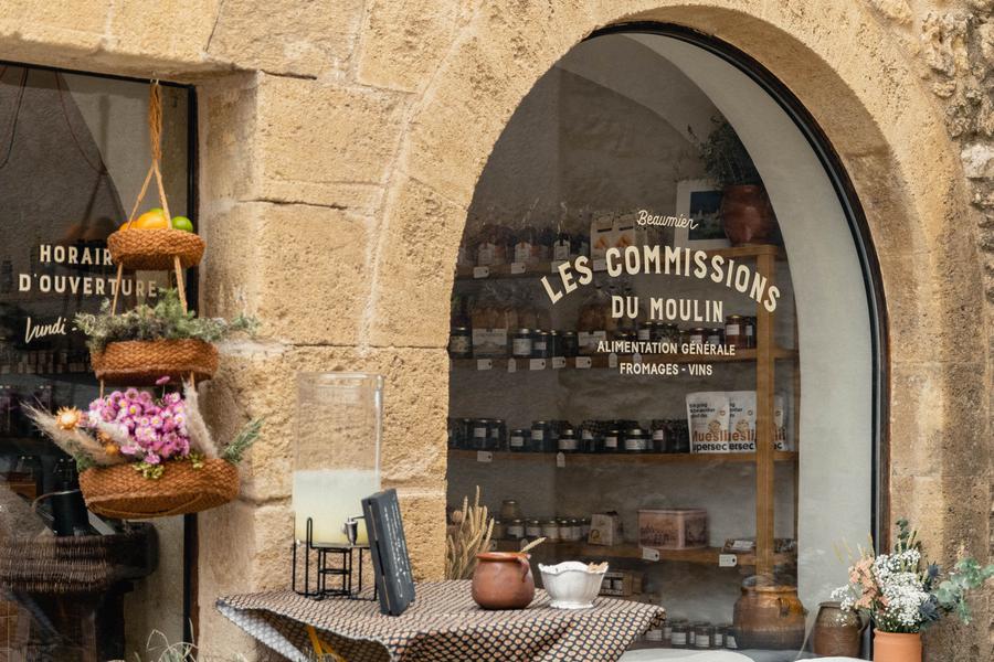 Les Commissions du Moulin à Lourmarin Façade des Commissions du Moulin à Lourmarin, café-épicerie sur la place du village