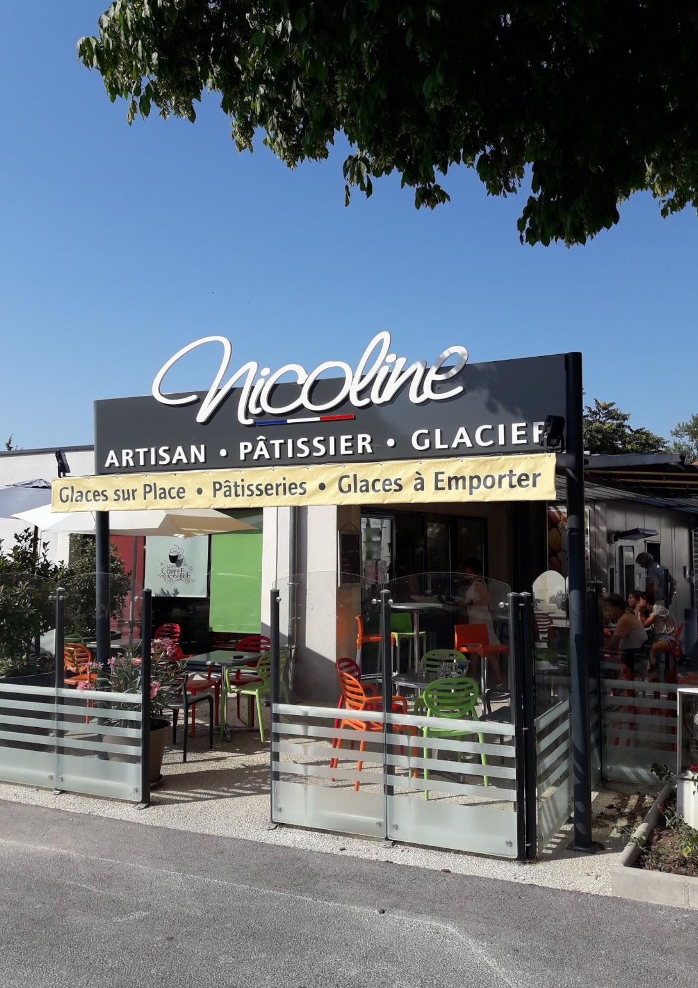 Nicoline – Artisan glacier, pâtissier et chocolatier à Maubec dans le Luberon Devanture du glacier artisanal Nicoline à Maubec