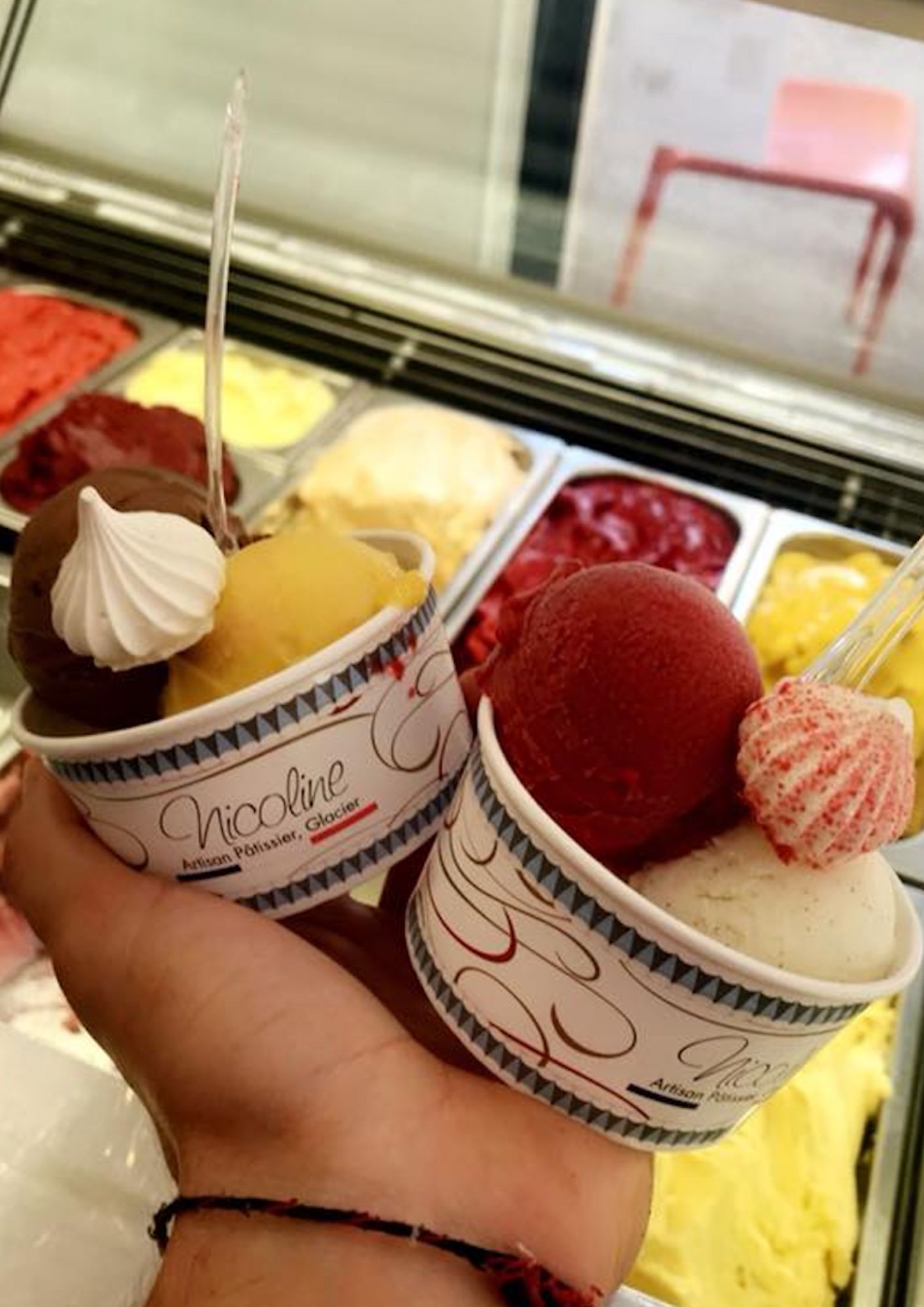 Dégustation de glaces artisanales Nicoline à Maubec – Saveurs classiques et audacieuses Glaces artisanales Nicoline présentées en pots avec sorbets et meringue