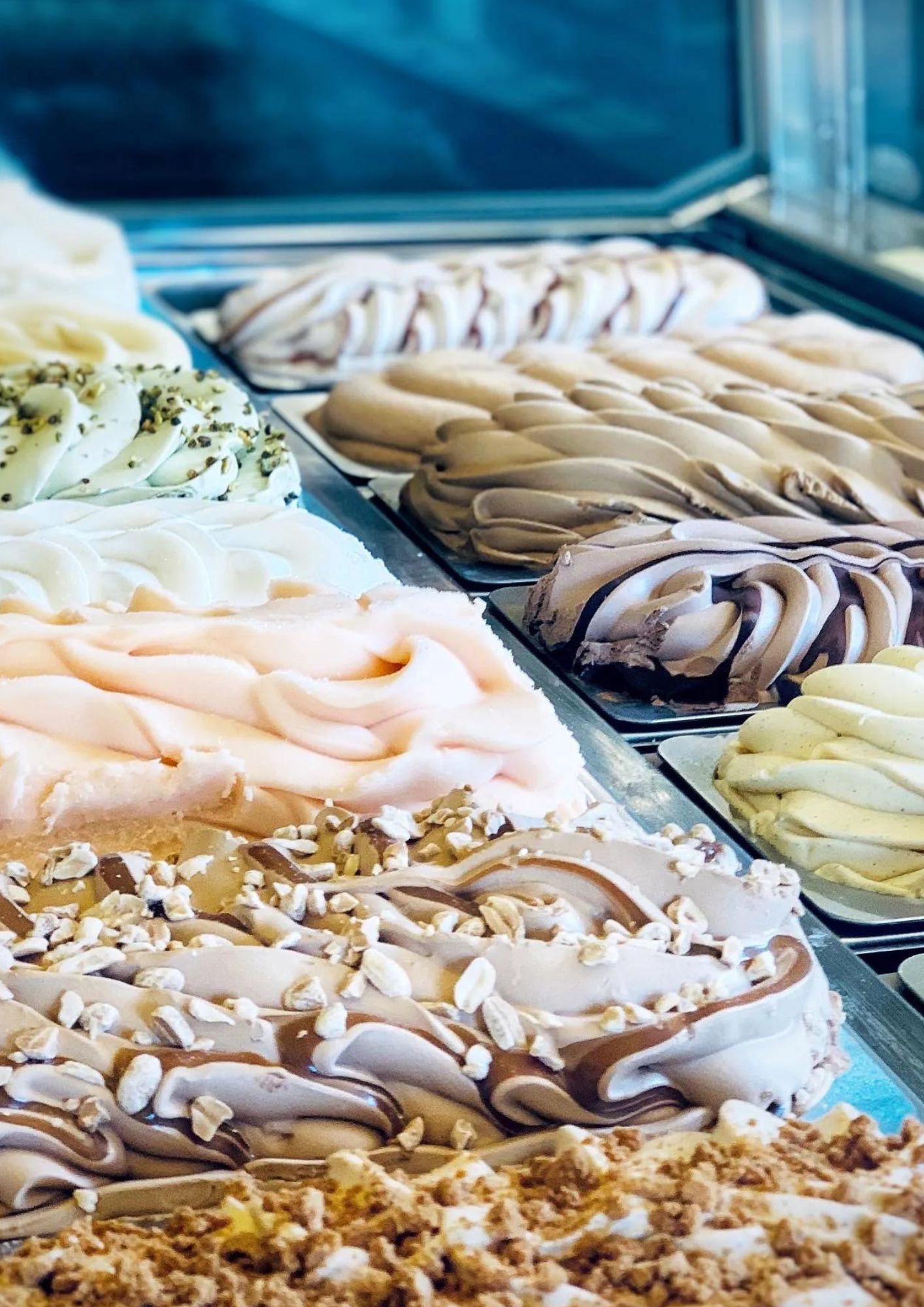Découvrez la vitrine colorée des glaces de Casa Gelato à Gordes Bacs de glaces aux parfums variés chez Casa Gelato à Gordes