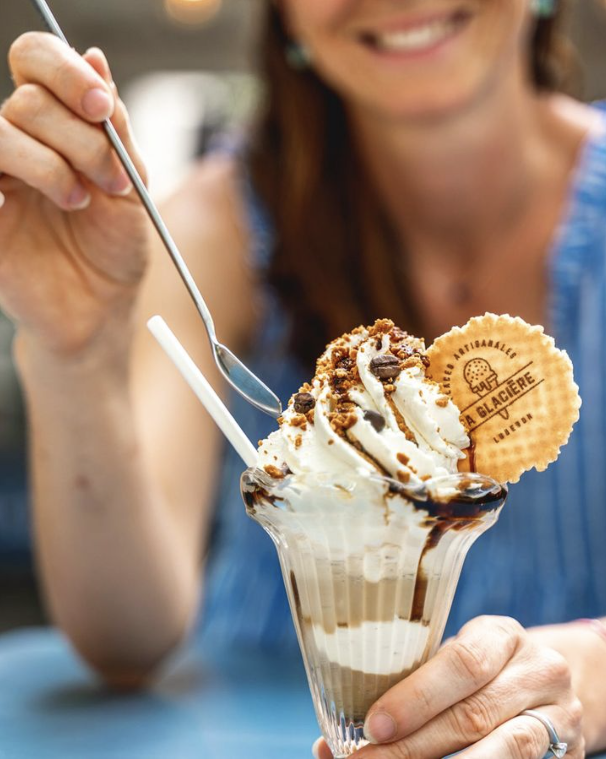 Coupe glacée gourmande servie à La Glacière de Cucuron, glacier artisanal du Luberon Coupe glacée gourmande à La Glacière de Cucuron avec chantilly et biscuit