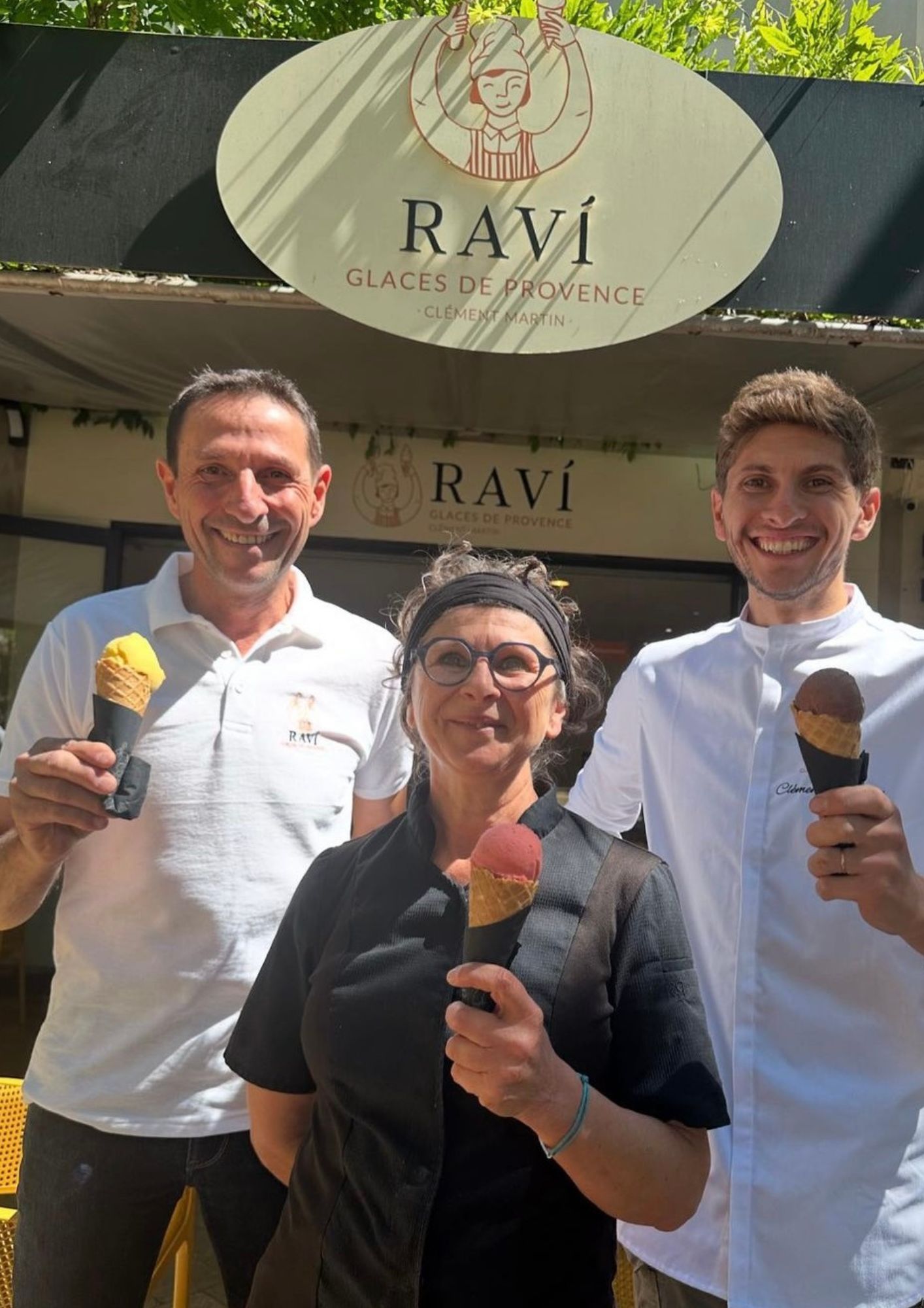L'équipe RAVÍ vous accueille à Lourmarin avec des glaces artisanales aux parfums de Provence L'équipe de RAVÍ à Lourmarin tenant des cornets de glaces artisanales