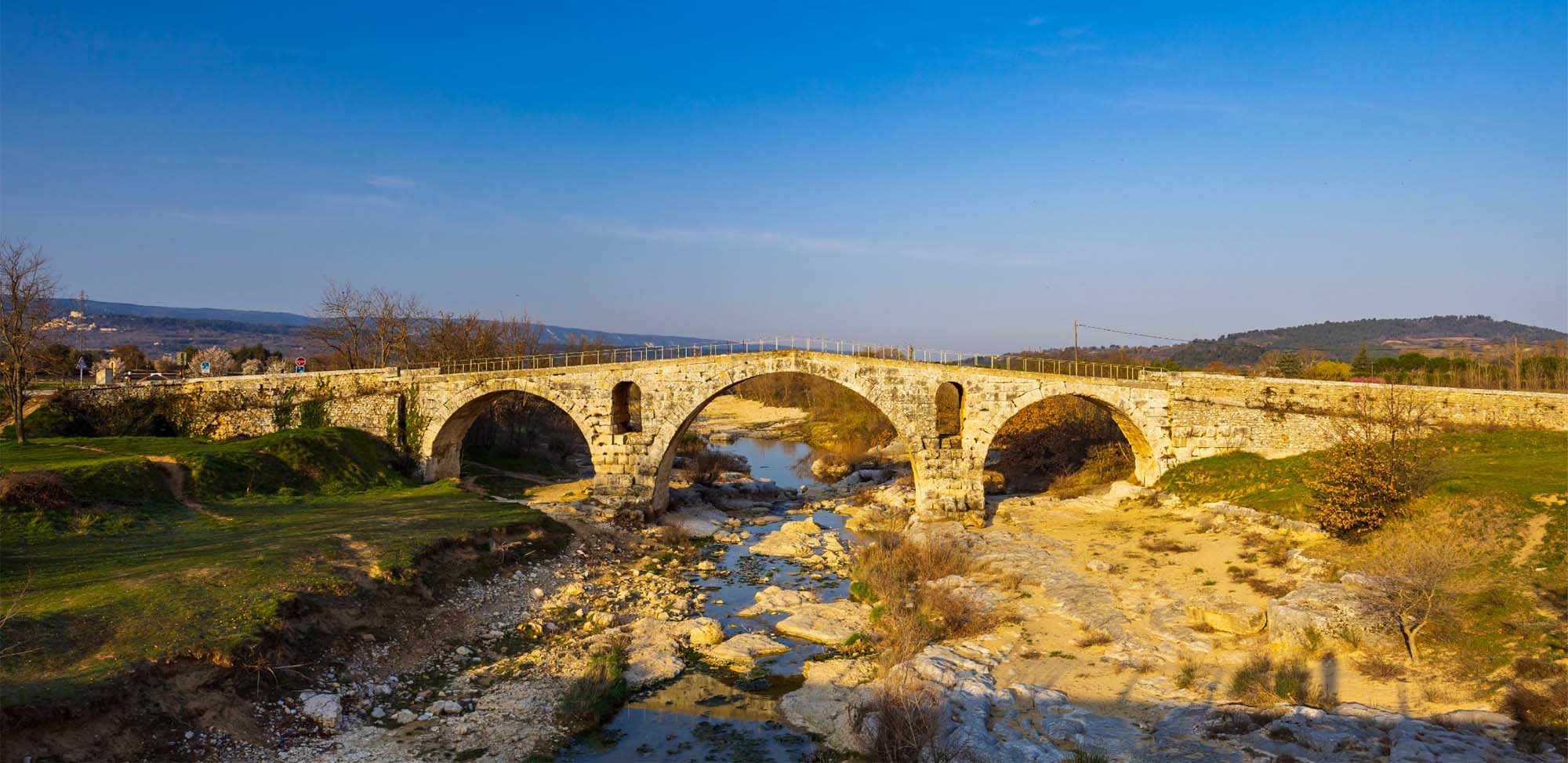 Vue du Pont Julien, pont romain en pierre à Bonnieux dans le Luberon