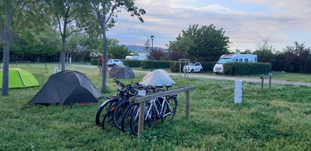 Emplacements pour tentes et cyclotouristes au camping intercommunal de la Durance à Cavaillon