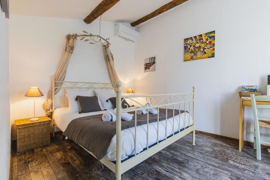 Chambre Fleur de Coton à Manon en Luberon, décor cosy et romantique