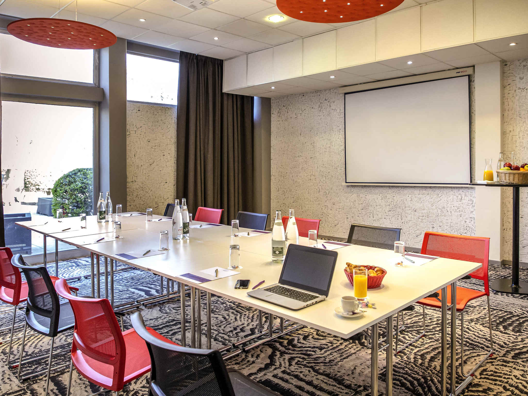Salle de réunion de l’hôtel Ibis Cavaillon Luberon Salle modulable pour les réunions et séminaires de l’hôtel Ibis à Cavaillon
