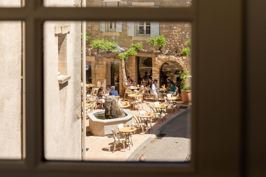 Terrasse du restaurant Bacheto à Lourmarin Terrasse du restaurant Bacheto à Lourmarin, tables en extérieur autour d’une fontaine